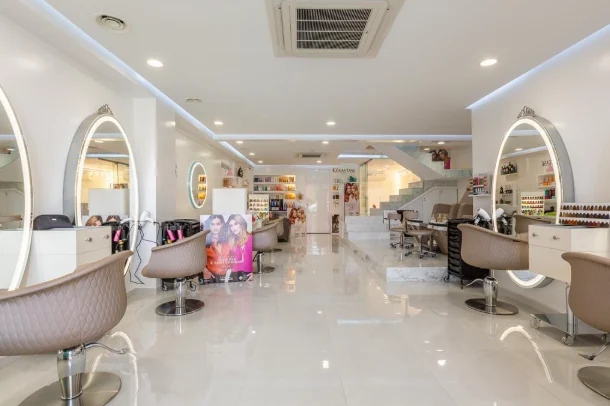 Le salon Hanna’s Beauty Spa à Marrakech : espace lumineux, grands miroirs ovales et fauteuils couleur taupe